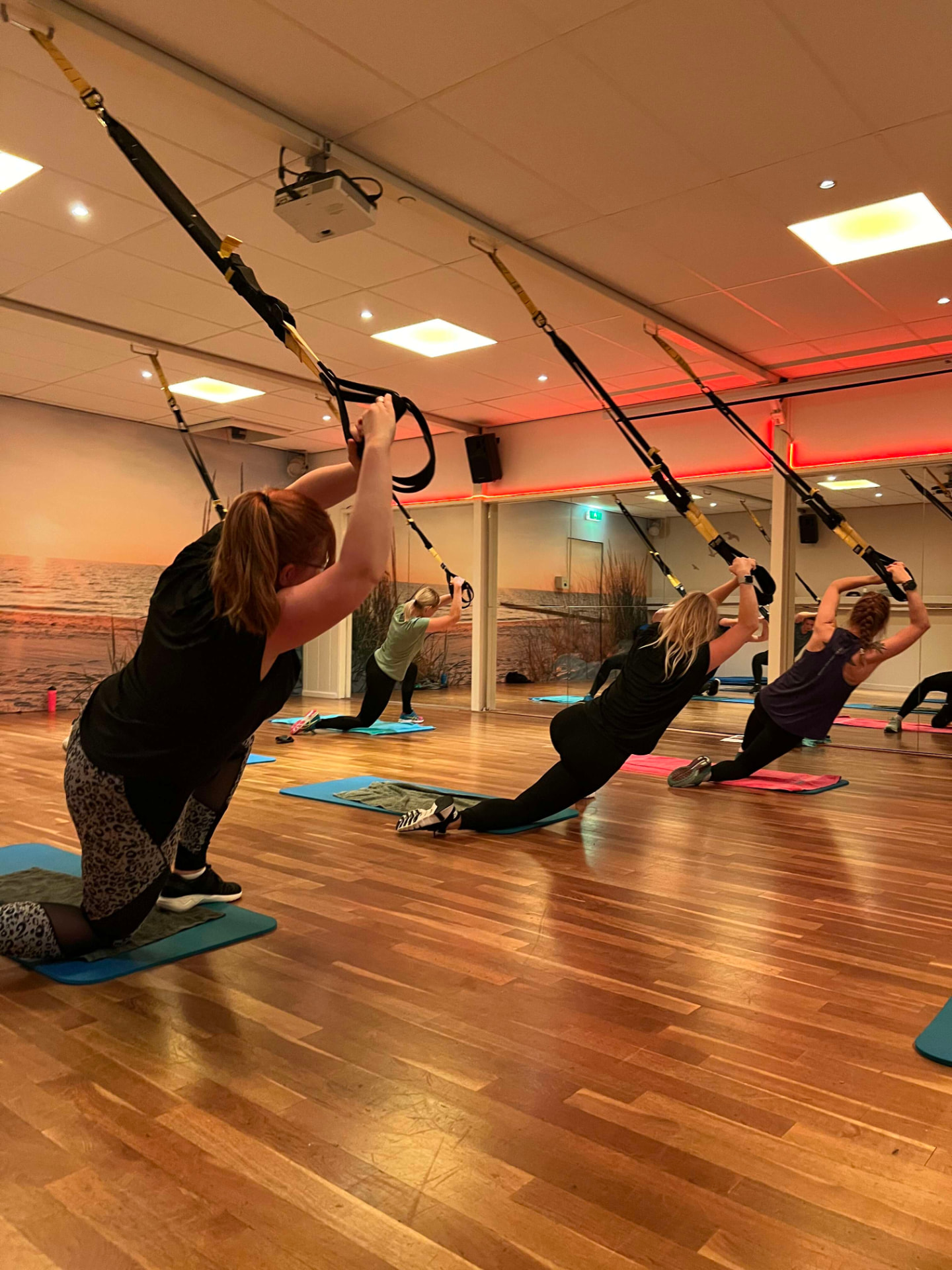 Groepsles met TRX-banden in de zaal van Keep Fit Joure