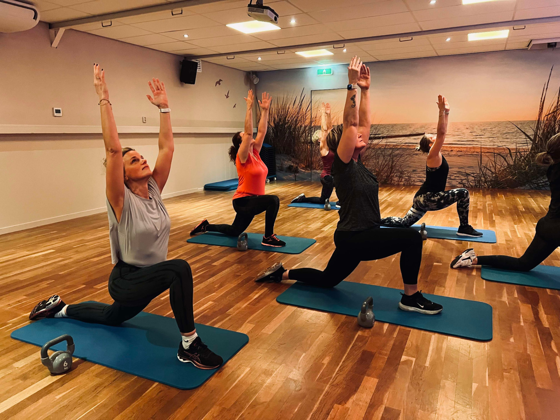Groepsles met kettlebells in de sportzaal van Keep Fit Joure