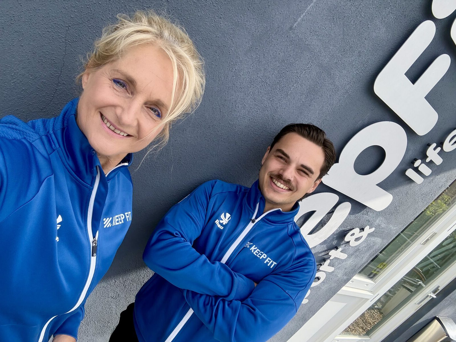 Hinke en Jesse van Keep Fit Joure bij de gevel van de sportschool