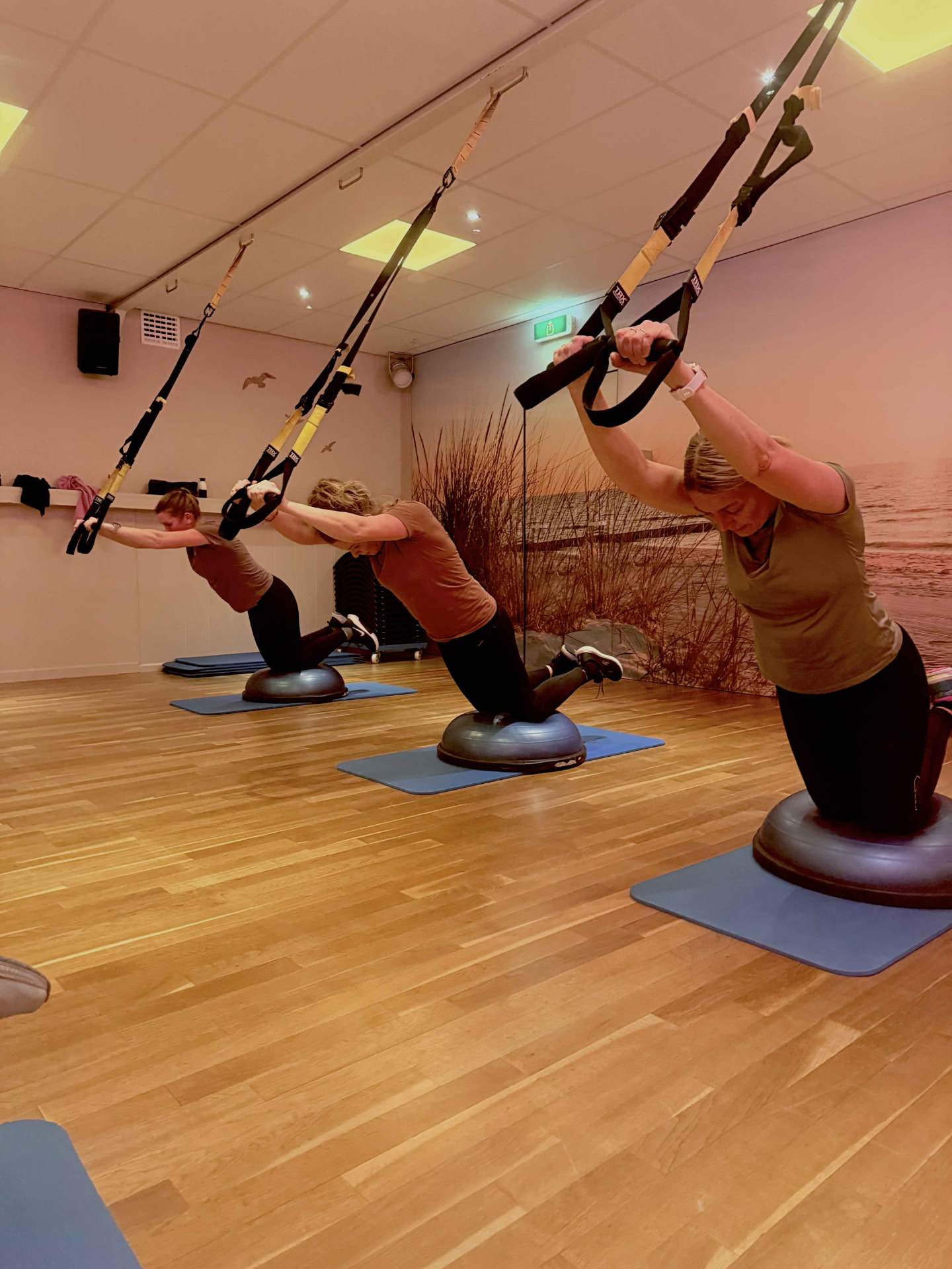 Deelnemers trainen met TRX-banden en balansballen bij Keep Fit Joure