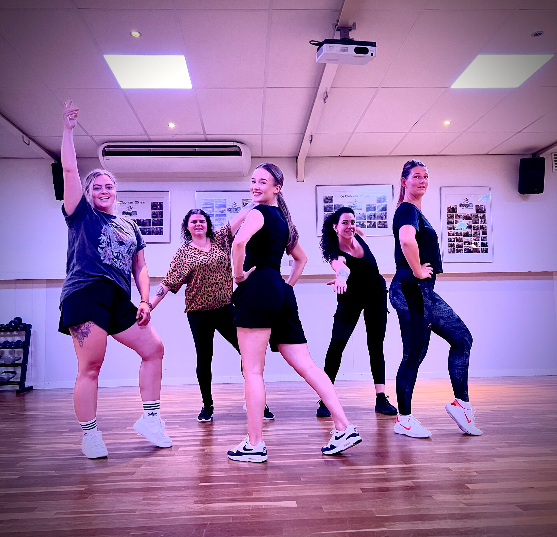 Deelnemers poseren tijdens een dansfitnessles bij Keep Fit Joure