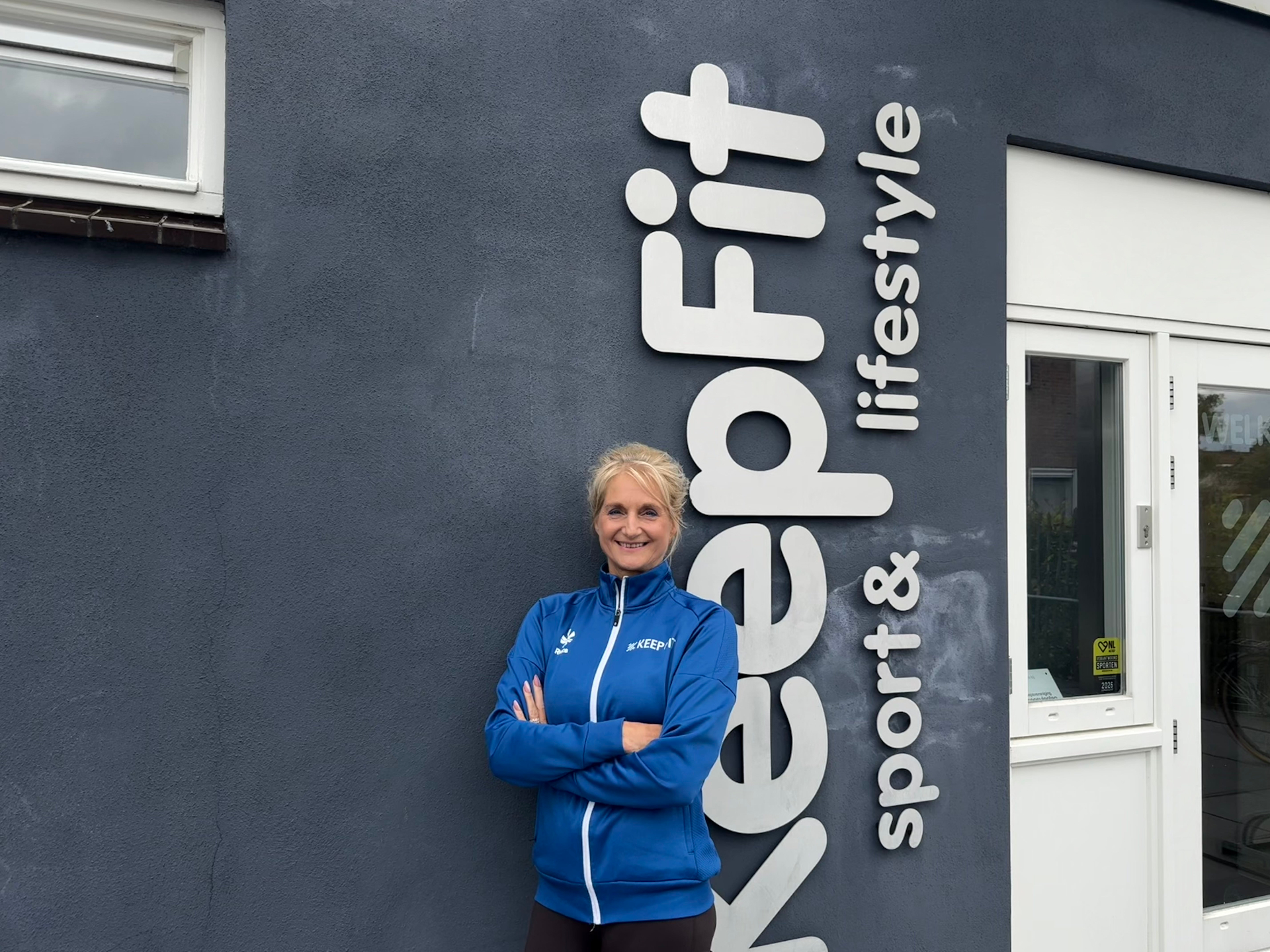 Hinke, eigenaresse van Keep Fit Joure, in het blauwe Keep Fit trainingsjack