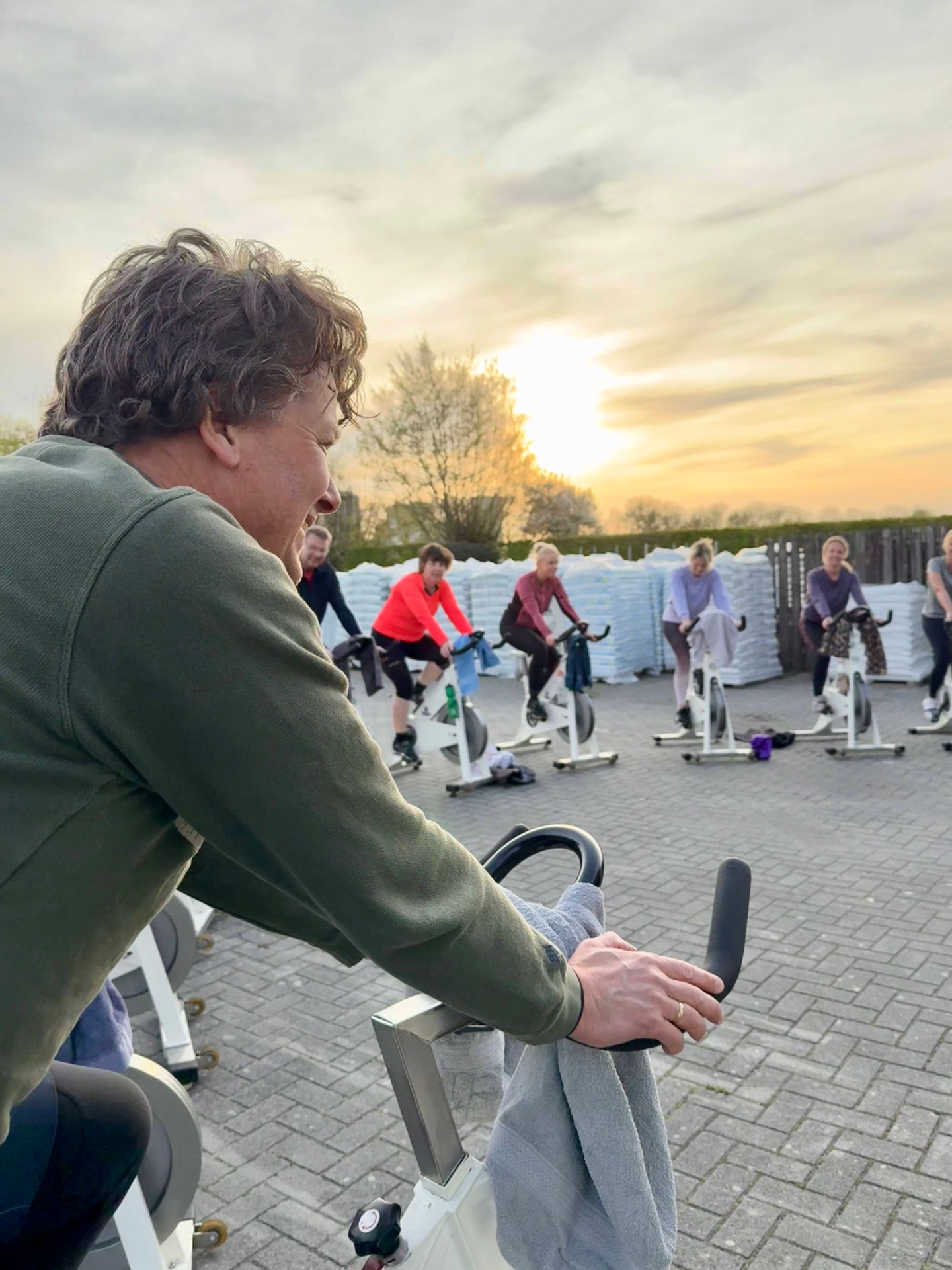 Groep sport buiten op spinningfietsen bij Keep Fit Joure