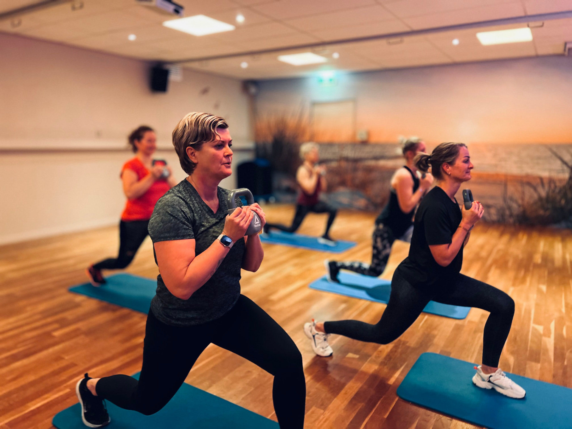 Sporters doen krachttraining tijdens een groepsles bij Keep Fit Joure