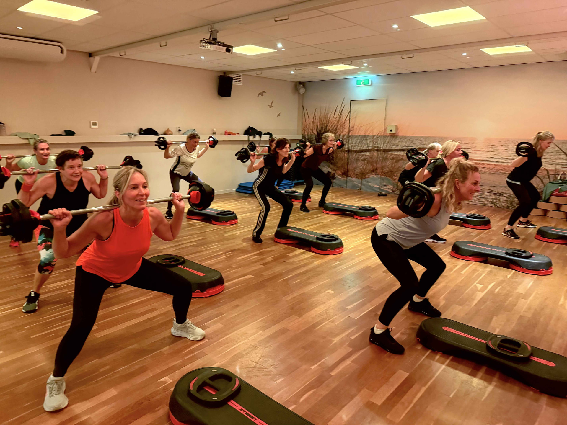Groep traint met halters en steps bij Keep Fit Joure